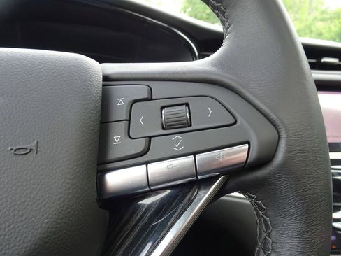 Certified 2025 Cadillac XT6 Premium Luxury AWD/4WD image 22