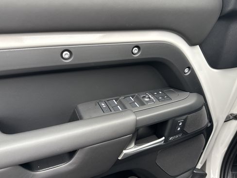 New 2026 Land Rover Defender 130 X-Dynamic SE image 9