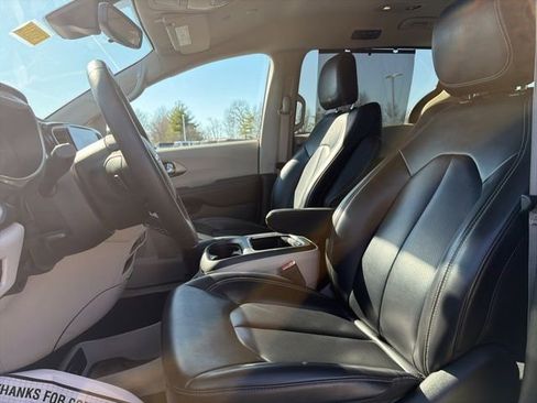 Used 2023 Chrysler Pacifica Touring-L FWD image 26