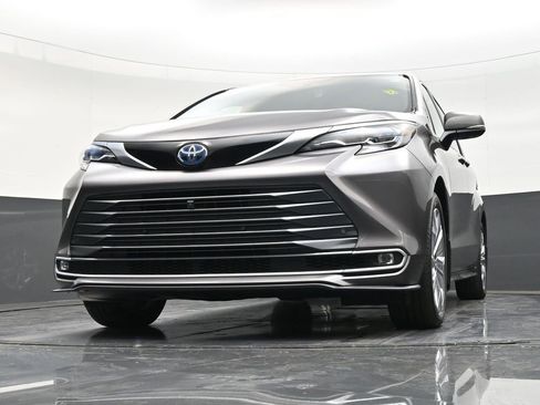 Used 2024 Toyota Sienna Platinum image 27