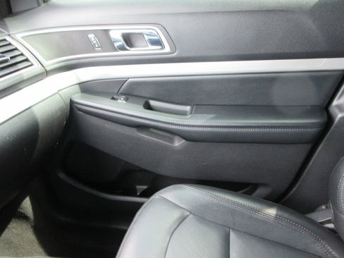 Used 2017 Ford Explorer XLT w/ Equipment Group 202A FWD image 31