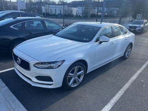 Used 2018 Volvo S90 T5 Momentum image 1