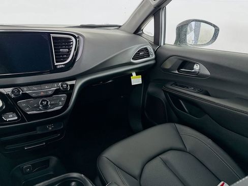 New 2026 Chrysler Voyager LX FWD image 29