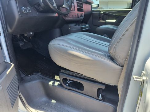 Used 2017 Chevrolet Express 2500 RWD image 14