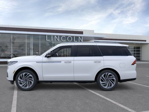 New 2026 Lincoln Navigator Reserve AWD/4WD image 3