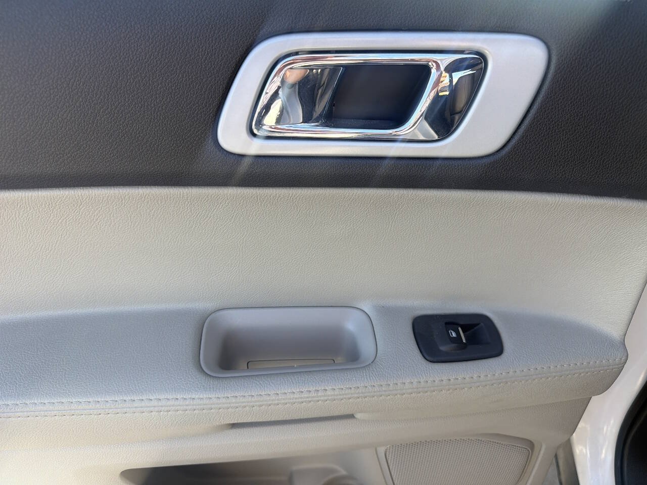 Used 2015 Ford Explorer XLT w/ Equipment Group 202A FWD image 24