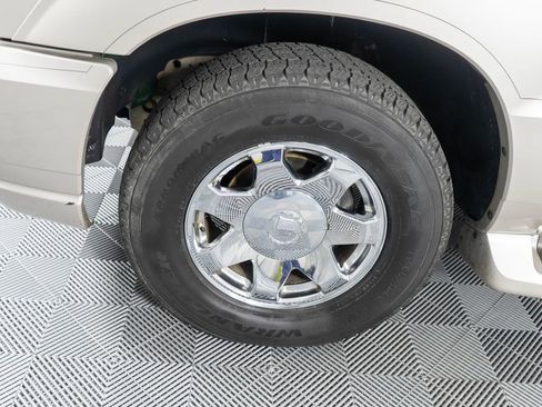 Used 2004 Cadillac Escalade AWD image 24