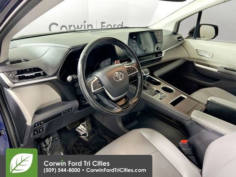 Used 2021 Toyota Sienna XLE image 3