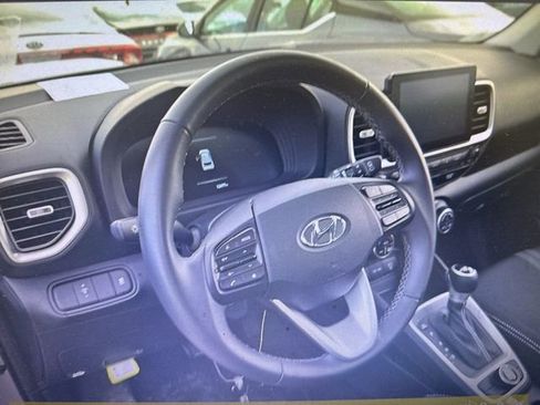 Used 2025 Hyundai Venue SEL image 6