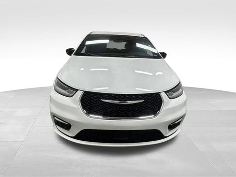 Used 2025 Chrysler Pacifica Select FWD image 2