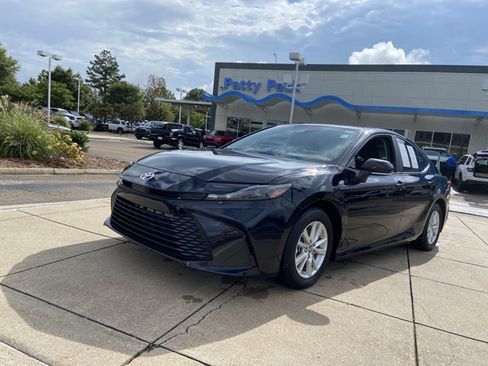 Used 2025 Toyota Camry LE FWD image 5