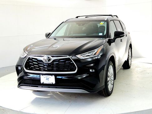New 2026 Toyota Highlander Platinum image 2
