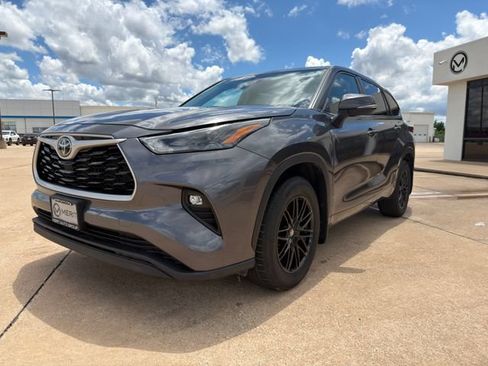Used 2023 Toyota Highlander LE FWD image 8