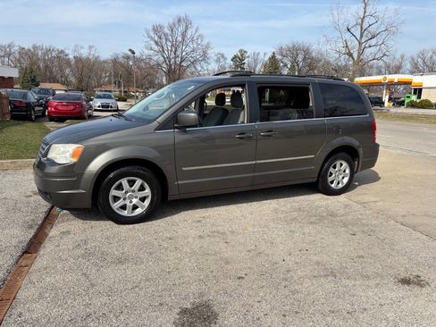 Used 2010 Chrysler Town & Country Touring image 5