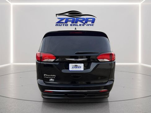 Used 2020 Chrysler Pacifica Touring-L FWD image 5