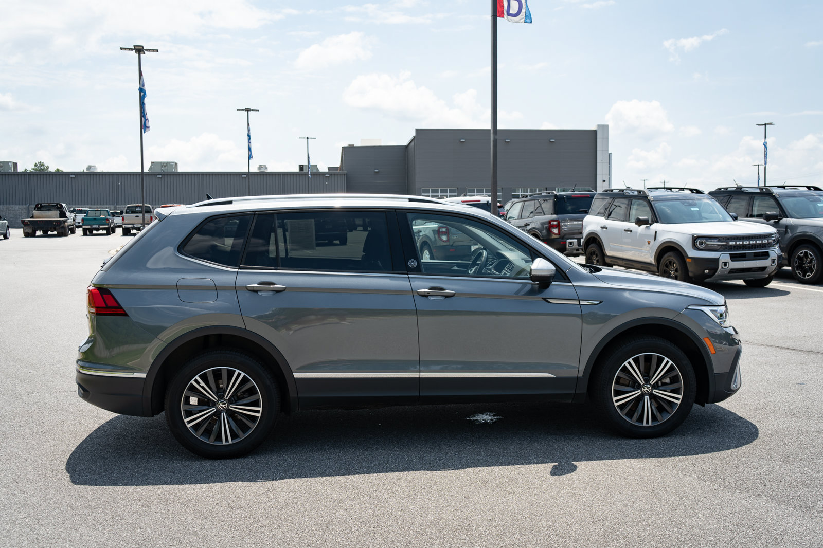 Used 2024 Volkswagen Tiguan Wolfsburg Edition AWD/4WD image 11