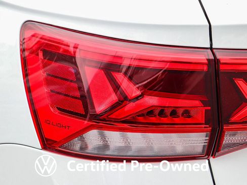 Used 2023 Volkswagen Taos SE w/ Panoramic Sunroof Package FWD image 10