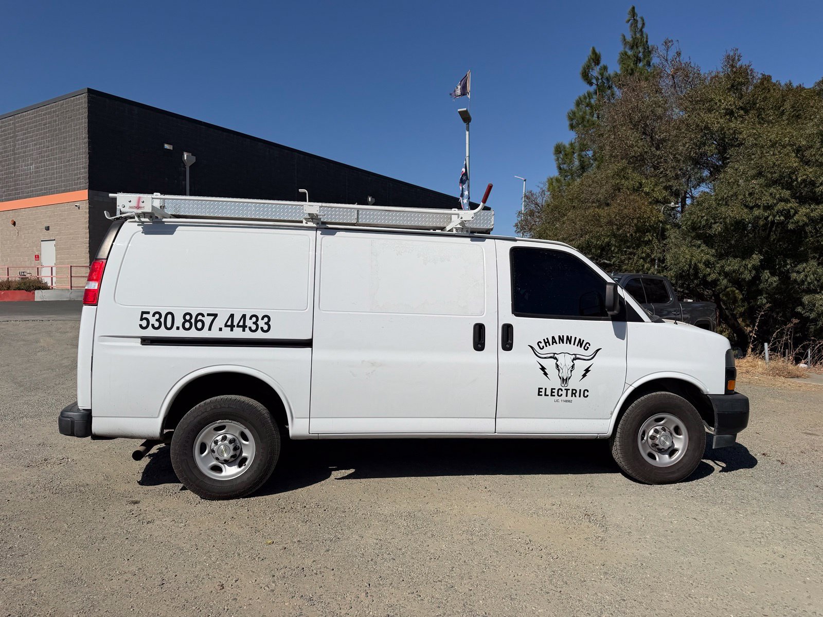 Used 2020 Chevrolet Express 3500 w/ Driver Convenience Package RWD image 6