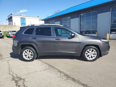 Used 2016 Jeep Cherokee Latitude w/ Cold Weather Group image 3