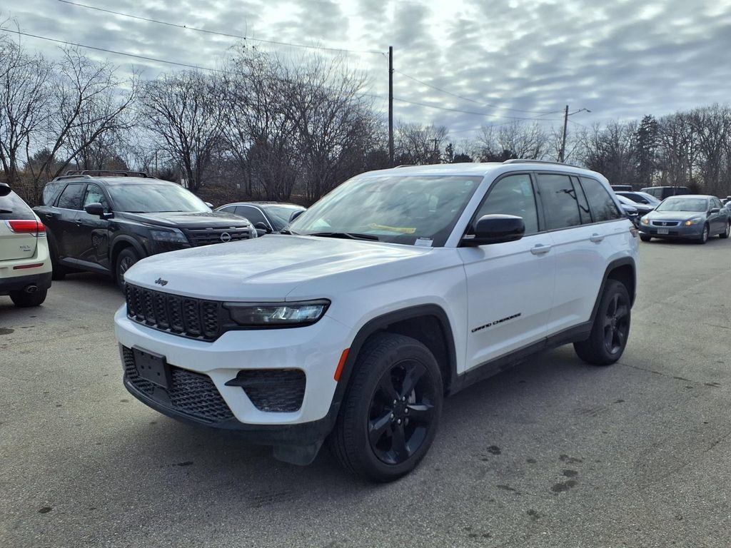 Used 2023 Jeep Grand Cherokee Altitude AWD/4WD image 5