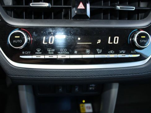 Used 2022 Toyota Corolla Cross XLE w/ Convenience Package FWD image 23