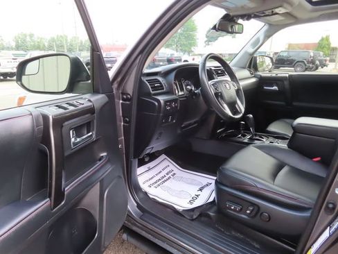 Used 2021 Toyota 4Runner Venture w/ Moonroof Package AWD/4WD image 19