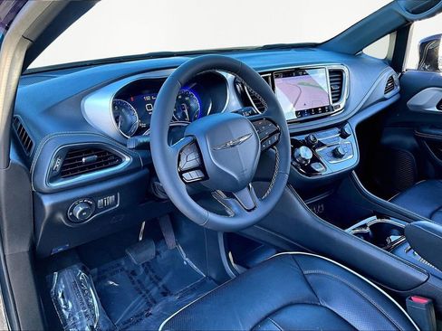 Used 2025 Chrysler Pacifica Limited image 12