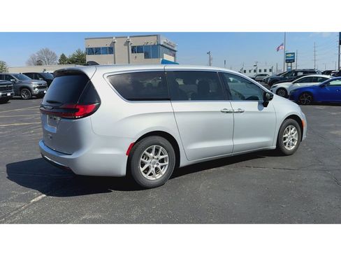 Used 2024 Chrysler Pacifica Touring-L FWD image 8