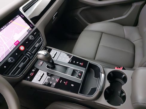 Used 2025 Porsche Macan image 26