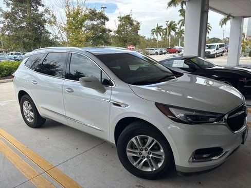 Used 2018 Buick Enclave Essence image 2