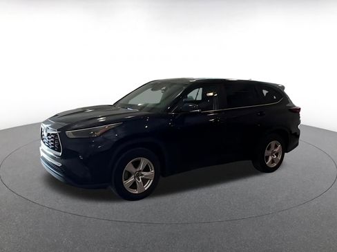 Used 2025 Toyota Highlander LE FWD image 4