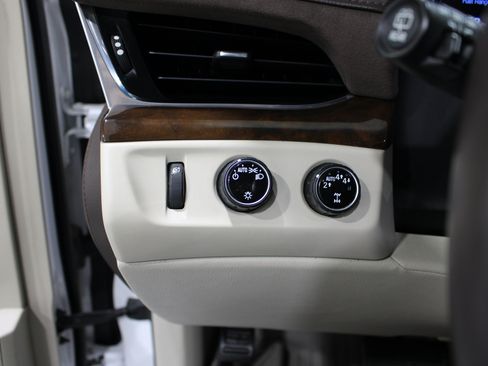 Used 2017 Cadillac Escalade ESV Luxury AWD/4WD image 9