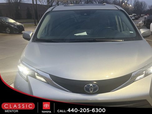 Used 2024 Toyota Sienna XLE image 2