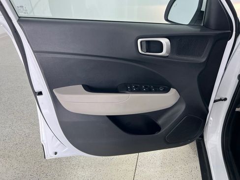 Used 2025 Hyundai Venue SEL FWD image 19