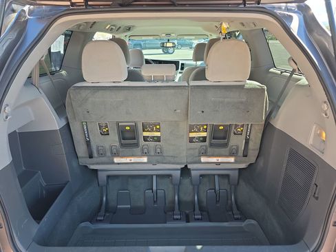 Used 2015 Toyota Sienna LE AWD/4WD image 21