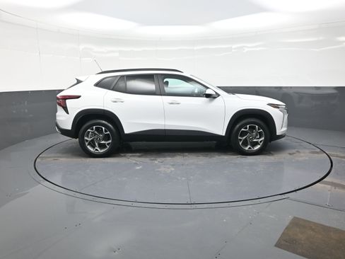 Used 2024 Chevrolet Trax LT w/ Driver Confidence Package image 2