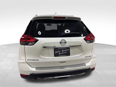 Used 2018 Nissan Rogue SV w/ Sun & Sound Touring Package image 4