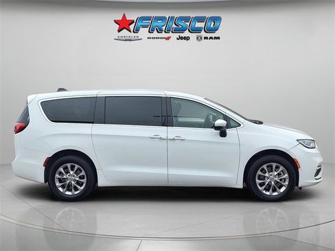 Used 2023 Chrysler Pacifica Touring-L image 11