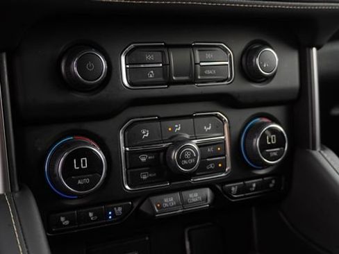 Used 2024 Chevrolet Suburban Premier AWD/4WD image 26