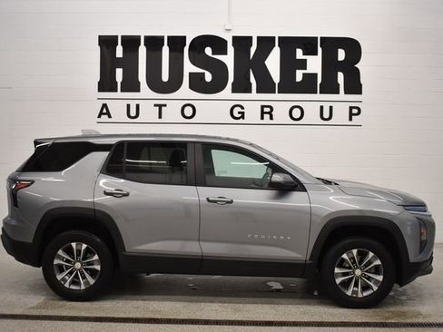 Used 2025 Chevrolet Equinox LT AWD/4WD image 2