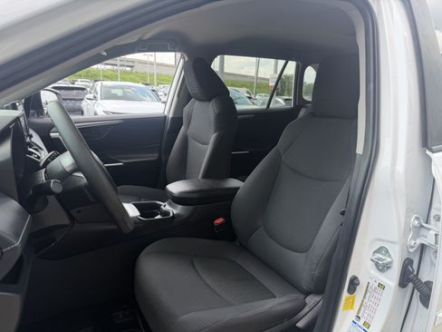 Used 2021 Toyota RAV4 LE AWD/4WD image 32