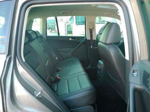 Used 2011 Volkswagen Tiguan SE image 22