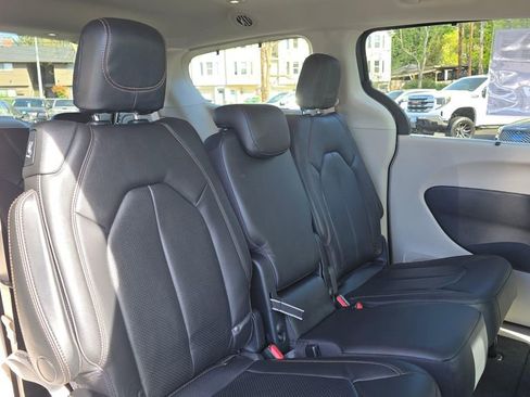 Used 2020 Chrysler Pacifica Touring-L image 12
