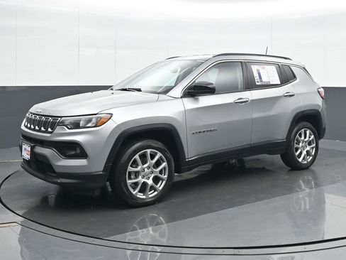 Used 2022 Jeep Compass Latitude image 2