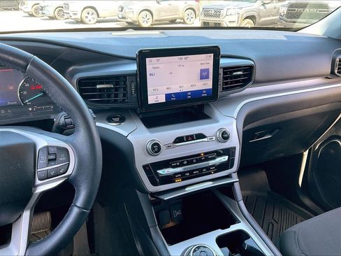 Used 2023 Ford Explorer XLT AWD/4WD image 18