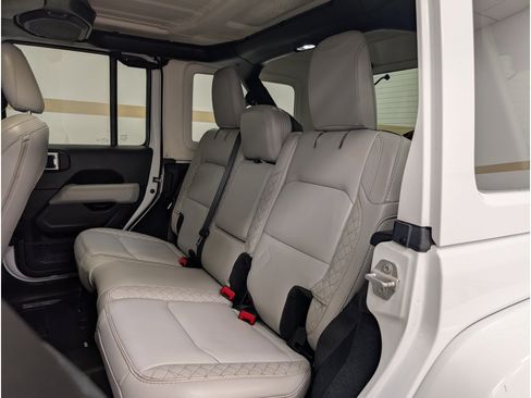 Used 2022 Jeep Wrangler Unlimited Sahara AWD/4WD image 15