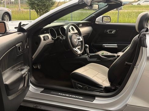 Used 2017 Ford Mustang Premium RWD image 6