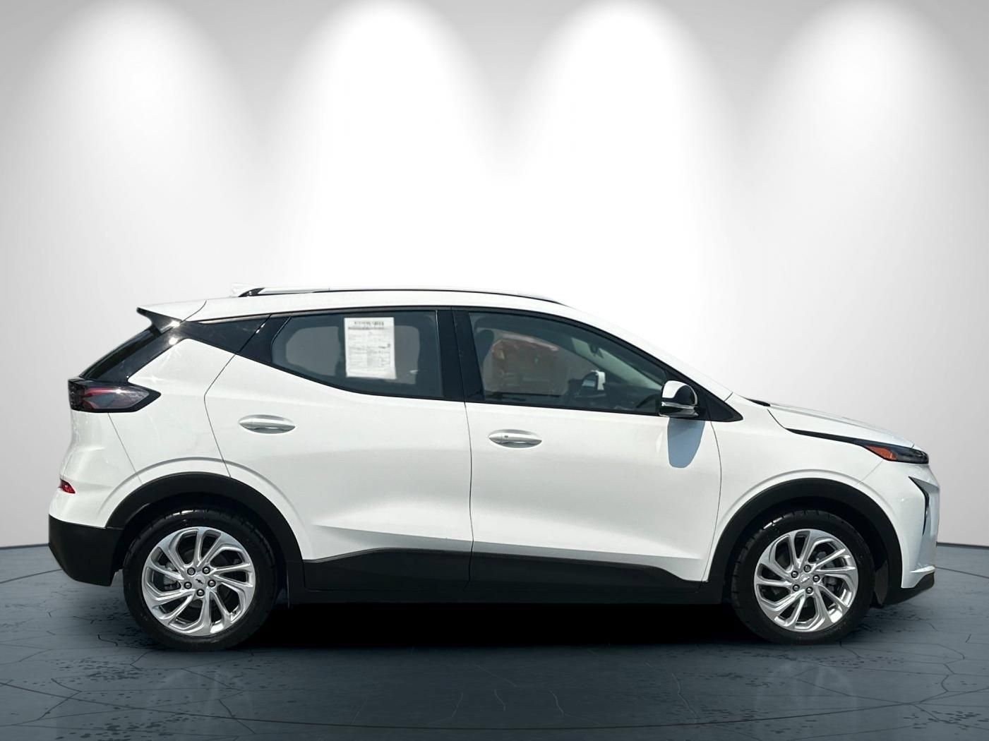 Used 2023 Chevrolet Bolt EUV LT w/ Comfort Package FWD image 3