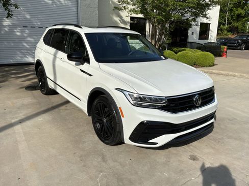 Used 2022 Volkswagen Tiguan SE R-Line image 2
