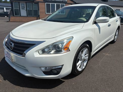 Used 2015 Nissan Altima 2.5 SV FWD image 2